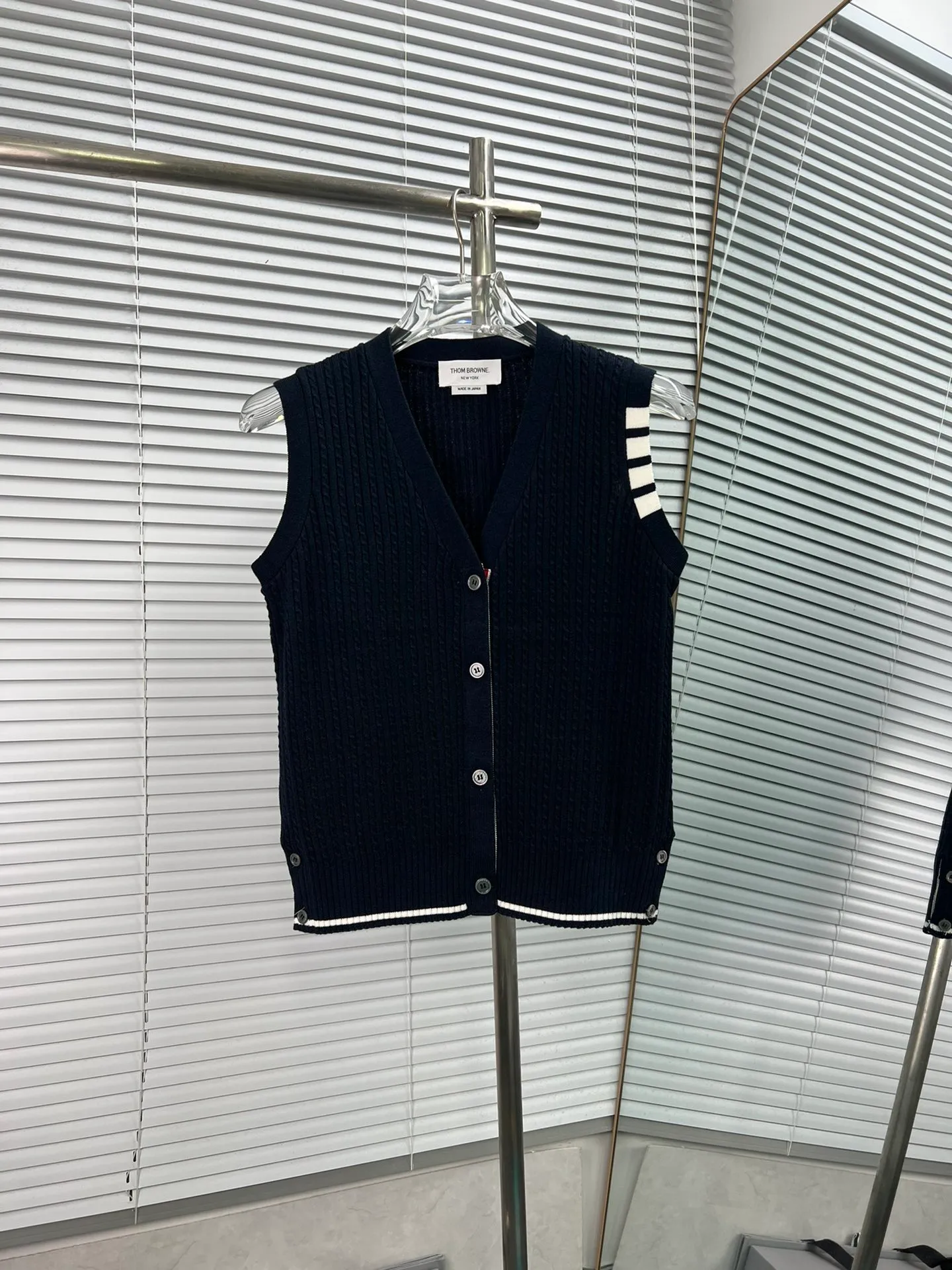 THOM BROWNE🇳🇱 𝐃𝐞𝐭𝐚𝐢𝐥 ： TB ， ， ， ， ooookkkkkk ， ， ， ， T look jue ：White Gray Blue Sizes： 0.1.2(S.M.L)